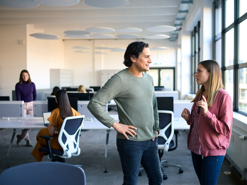 Two procurement experts from Inverto in a conversational situation